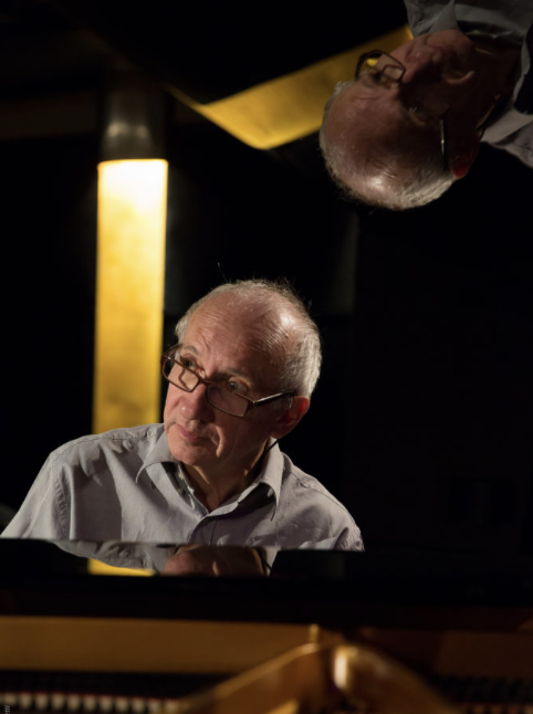 Daniel Goyone au piano, avec son reflet